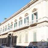 Torniamo ora in piazza Cavour e lasciamo la citt� vecchia per procedere lungo corso Vittorio Emanuele, una delle vie principali della citt�, il cui gioiello � rappresentato dal neoclassico Palazzo Gentile. Oggi sede del Comune, fu realizzato dall�architetto bitontino Luigi Castellucci nel 1849
